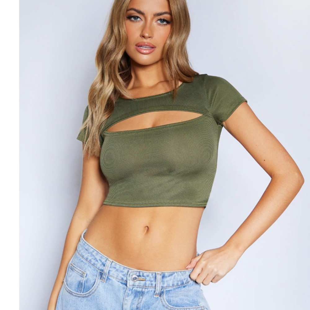 Pretty Little Thing Rib Cut Out Short Sleeve Crop Top